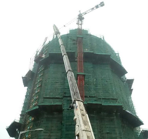 牡丹江市吊车在工地上作业